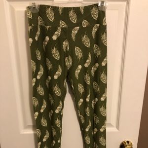 Lularoe army green feather pattern leggings. 😁